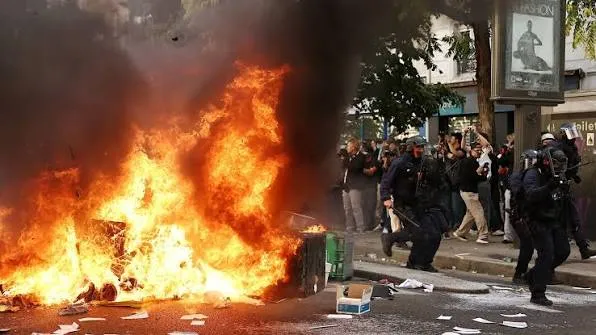 France Suspends Stun Grenades During Student Protests After Teenager Loses Hand